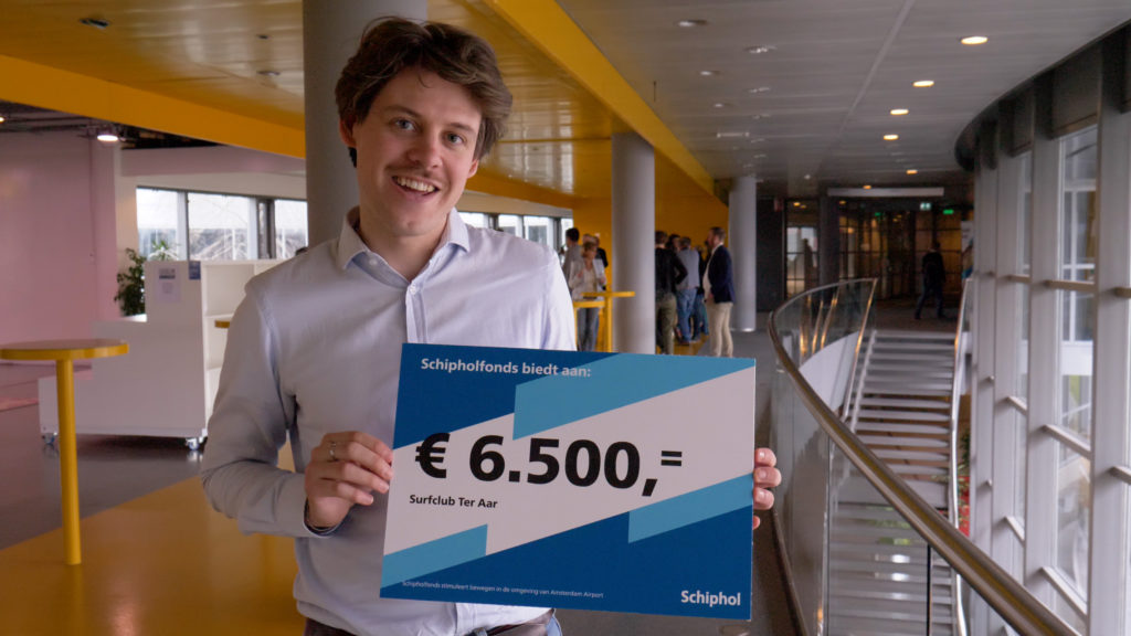 Voorzitter met Schipholfonds cheque van 6500 euro